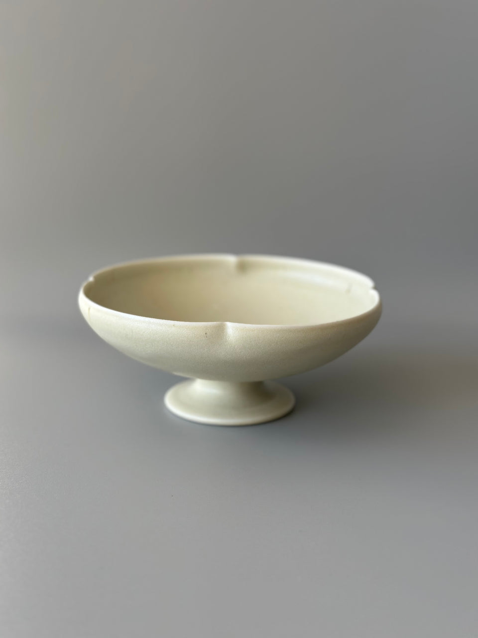 Beige Flower-Shaped Pedestal Bowl / Pot support/ Plate Stand (L)