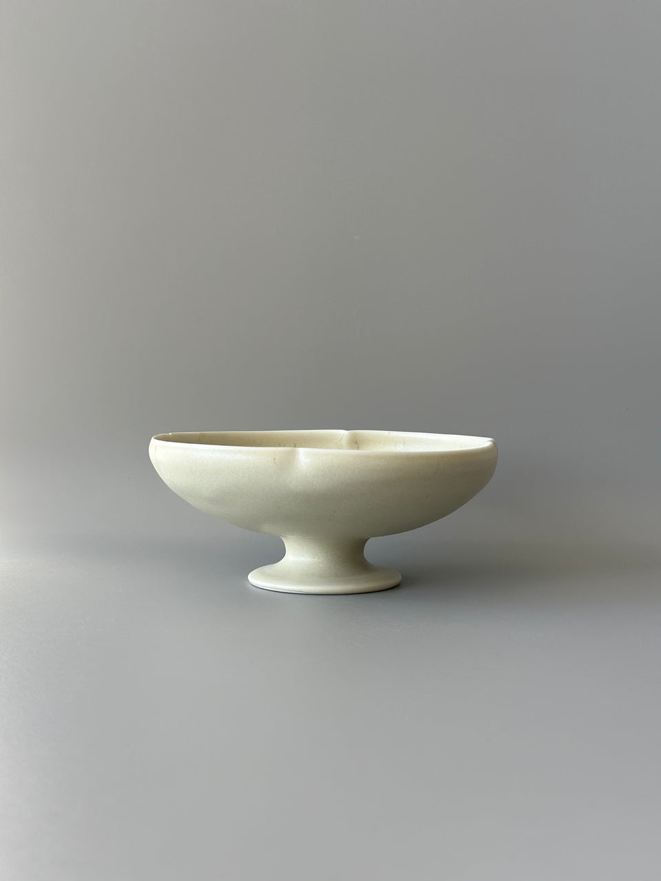 Beige Flower-Shaped Pedestal Bowl / Pot support/ Plate Stand (L)