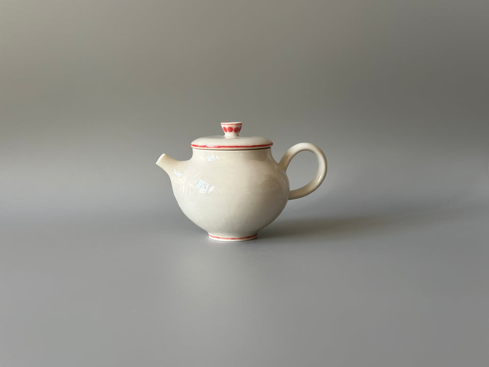 Red lines and dots Teapot