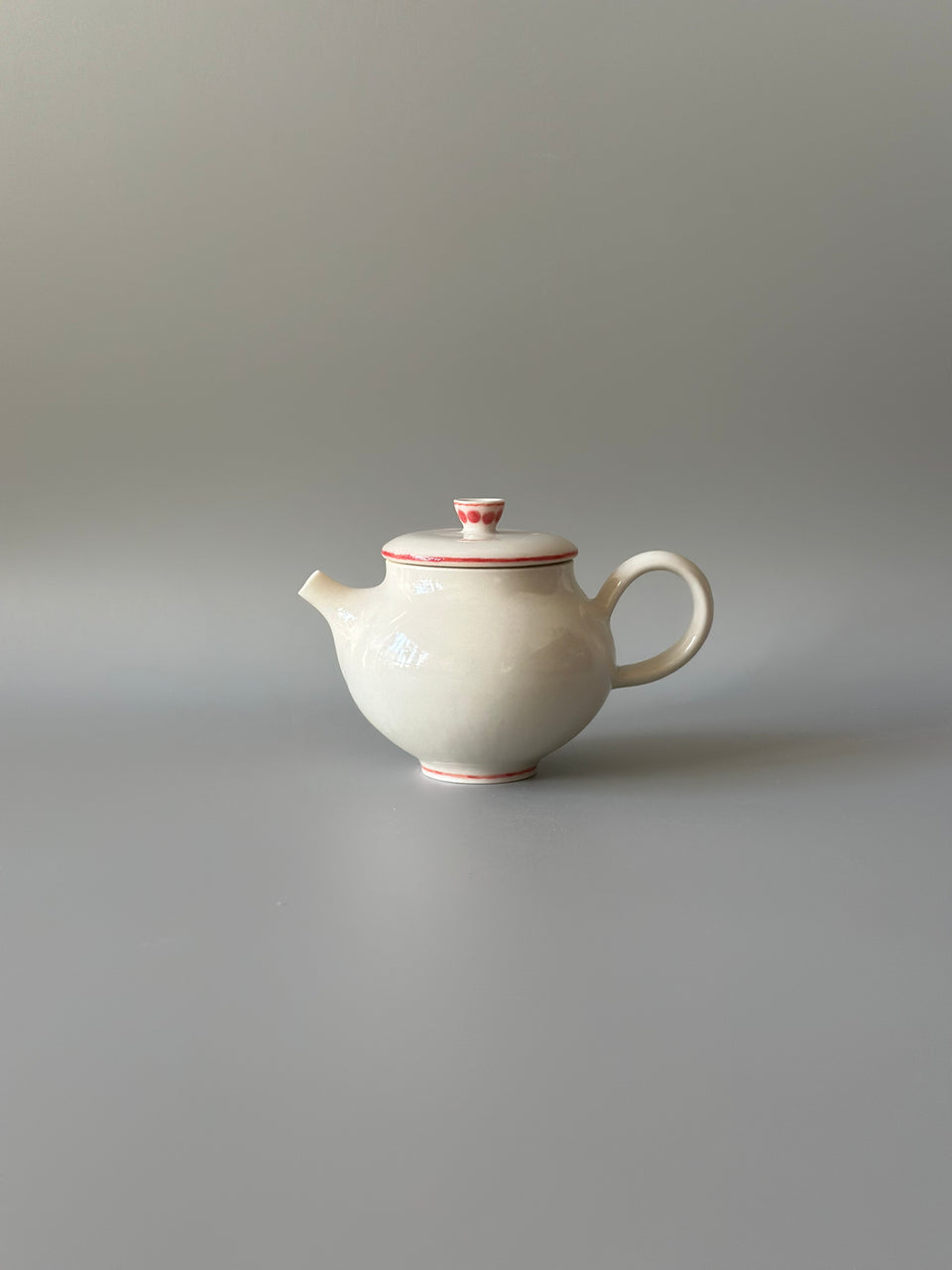 Red lines and dots Teapot