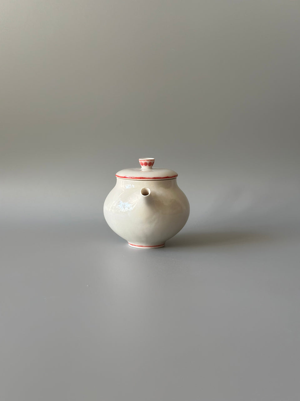 Red lines and dots Teapot