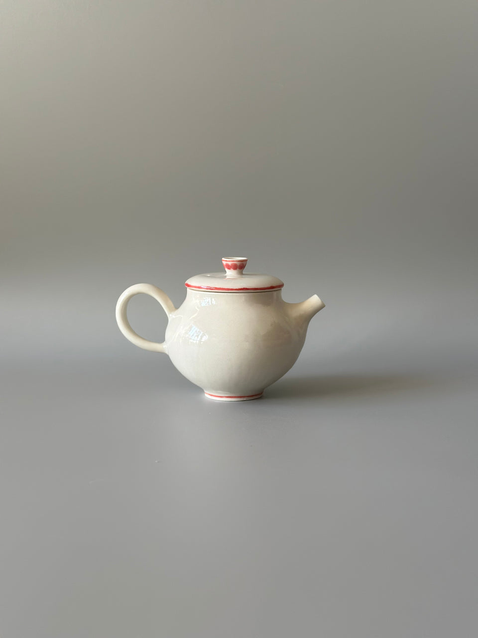 Red lines and dots Teapot