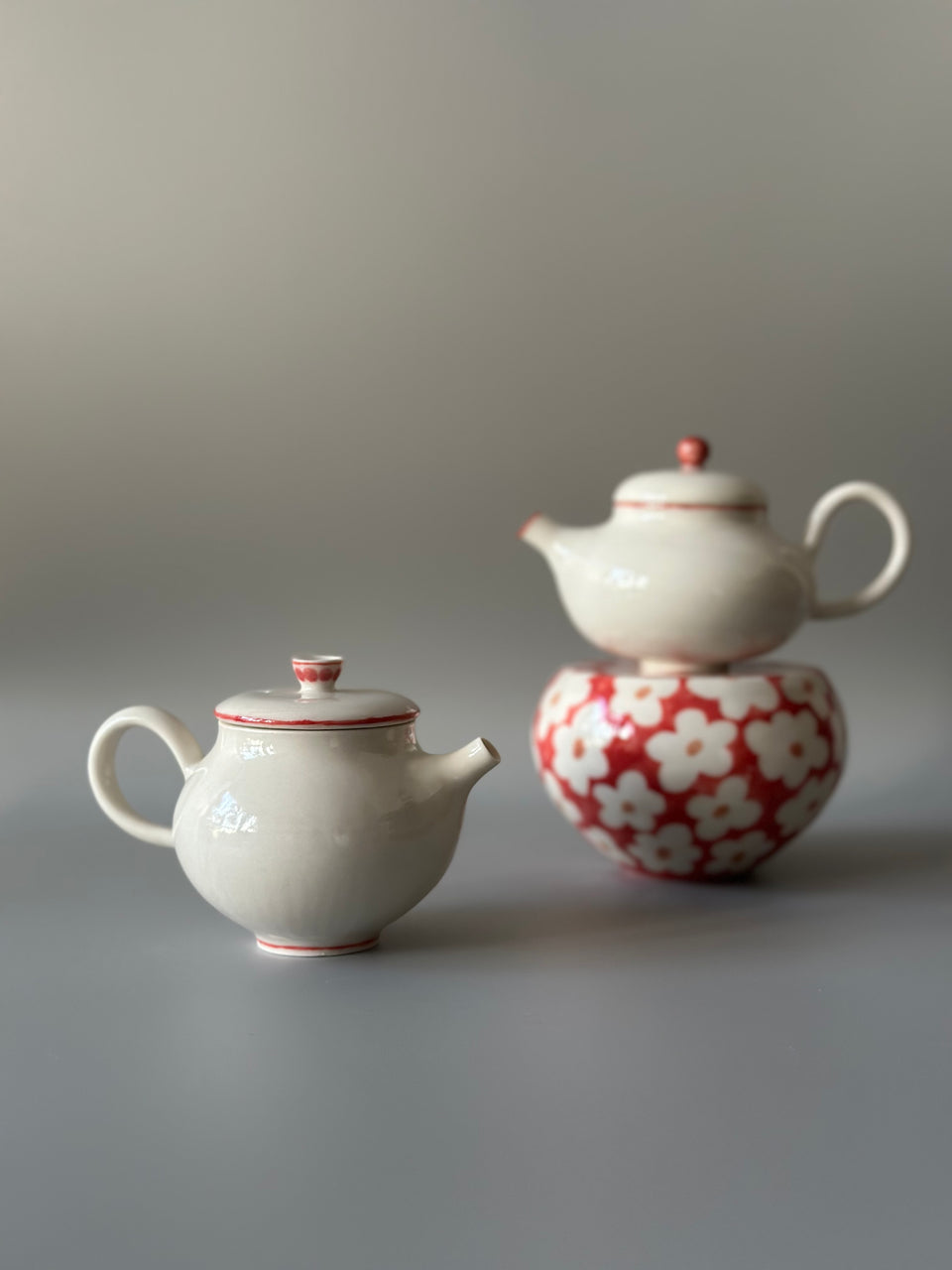 Red lines and dots Teapot